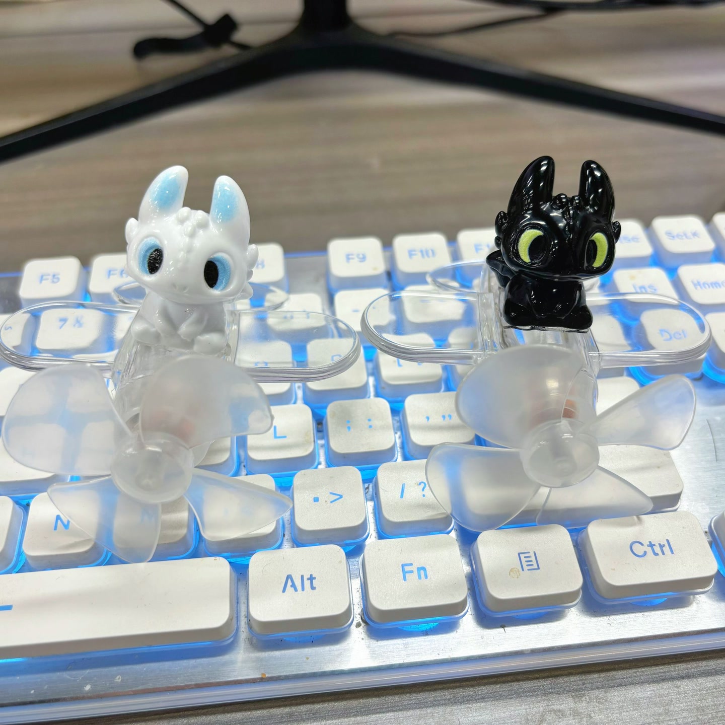 无牙仔风能发电发光风力小飞机电动车摩托车可爱公仔装饰车载摆件 到手价¥3.01