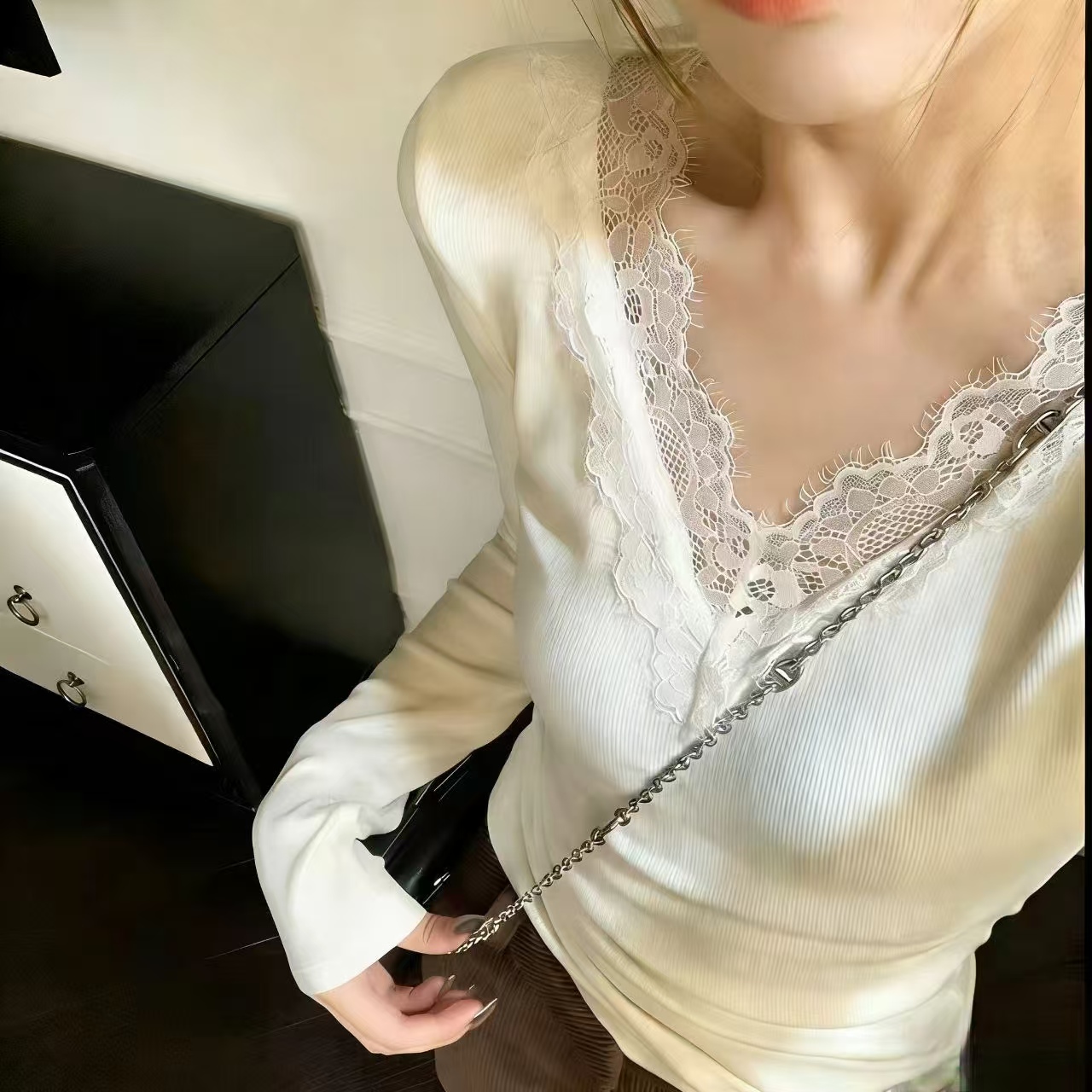 8008蕾丝花边V领打底衫女秋冬修身百搭保暖轻薄修身上衣长51起 到手价¥25.99